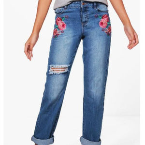 *NWT* Boohoo Embroidered Floral Mom Jeans